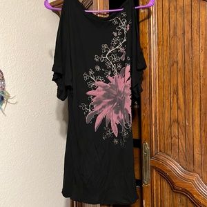 Cute cut out shoulder shirt